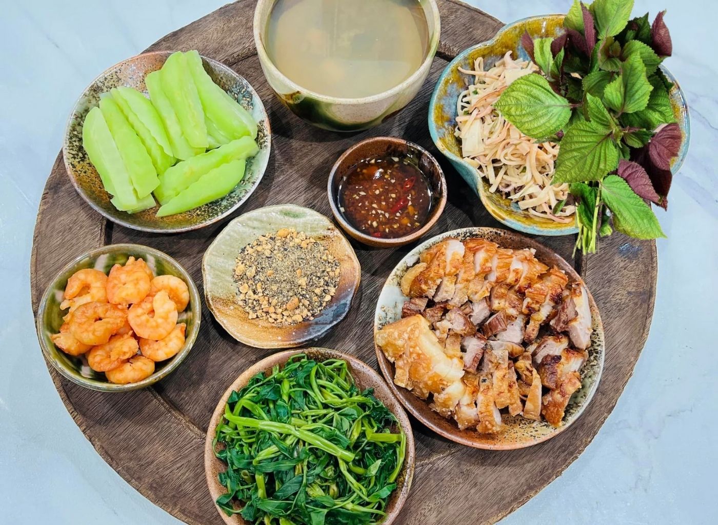 Tía Tô – Cây Thuốc Nam Trị Cảm, Tiêu Hóa Tốt, Dễ Trồng Quanh Nhà Tía tô trong y học cổ truyền, mâm cơm Việt sử dụng tía tô